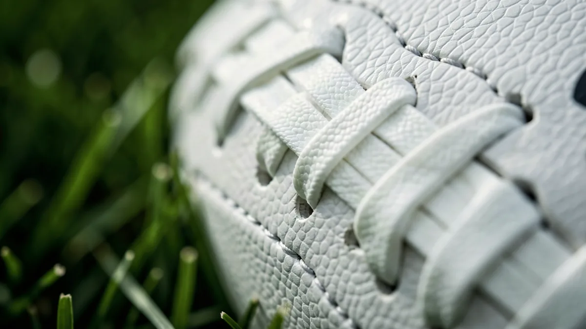 Gros plan sur le cuir et les coutures d’un ballon de match