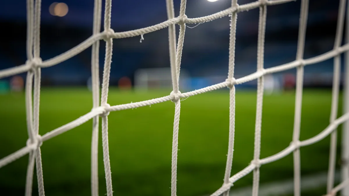 Gros plan sur les mailles d'un filet de but de Ligue 1